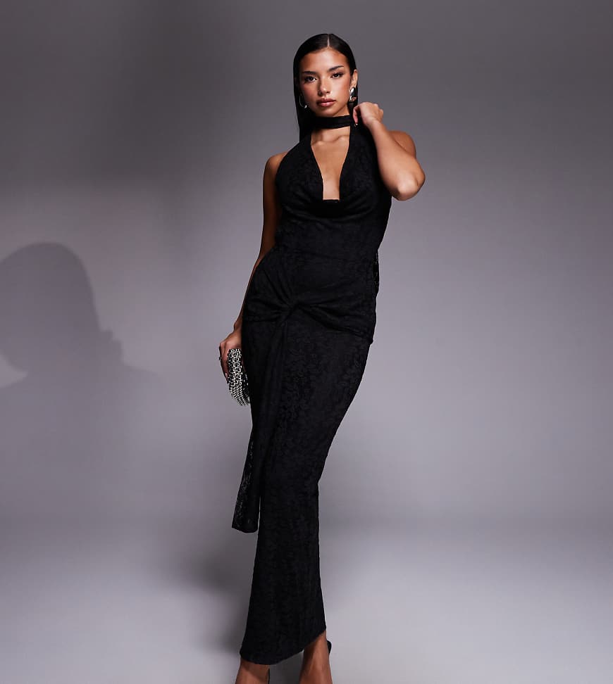 Kaiia - Exclusive Maxikleid aus Spitze in Schwarz mit tiefem Wasserfallausschnitt, gebundenem Rückenausschnitt und drapiertem Taillendetail von Kaiia