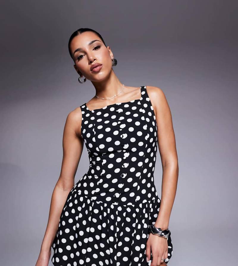 Kaiia Exklusiv - Hochgeschlossenes Satin-Minikleid in Schwarz mit weißen Punkten, eckigem Ausschnitt, Knopfleiste und gerafftem Rock-Bunt von Kaiia