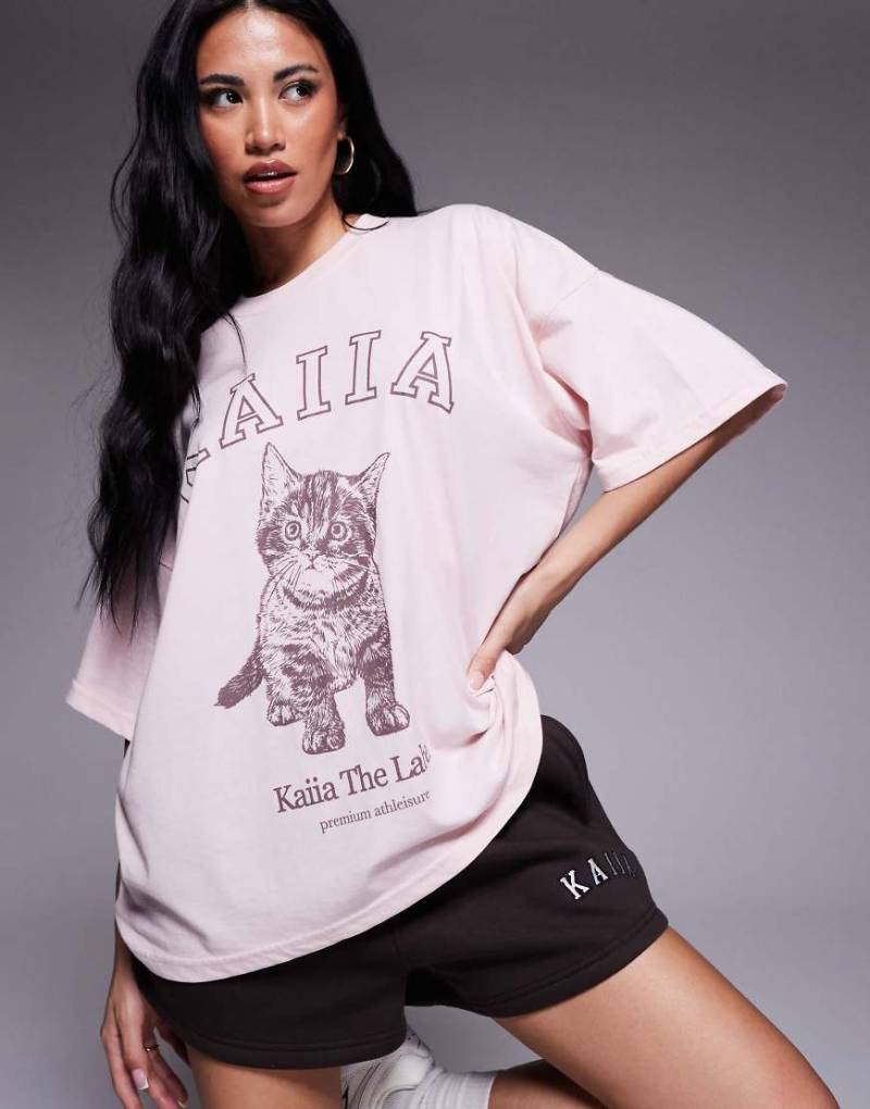 Kaiia - Exclusive - Oversize-T-Shirt in Babyrosa mit Kätzchen-Logografik und hohem Baumwollanteil von Kaiia
