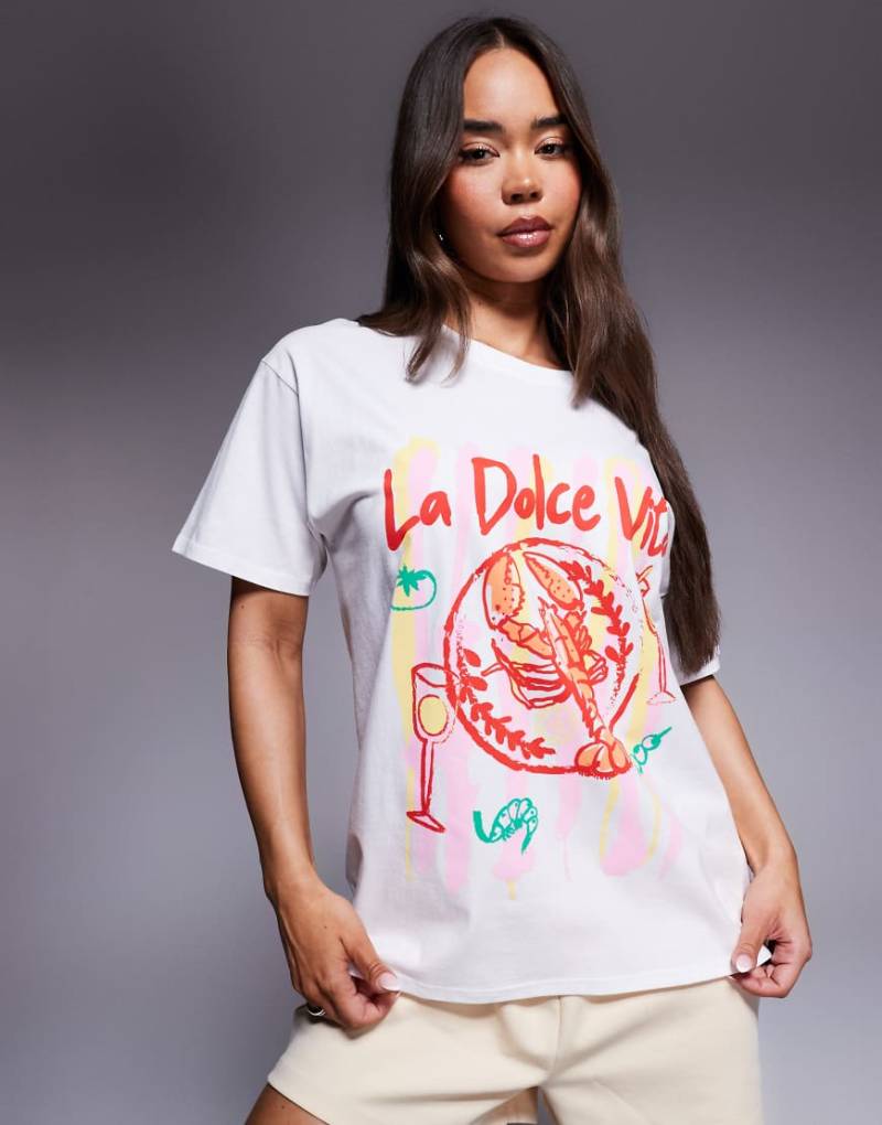 Kaiia - Exclusive - Oversize-T-Shirt aus Baumwolle in Weiß mit „La Dolce Vita"-Schriftzug und Hummer-Grafikprint von Kaiia