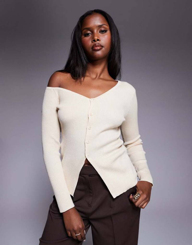 Kaiia - Exclusive - Schulterfreies, langärmliges Strickoberteil in Creme mit Knopfleiste vorne-Weiß von Kaiia