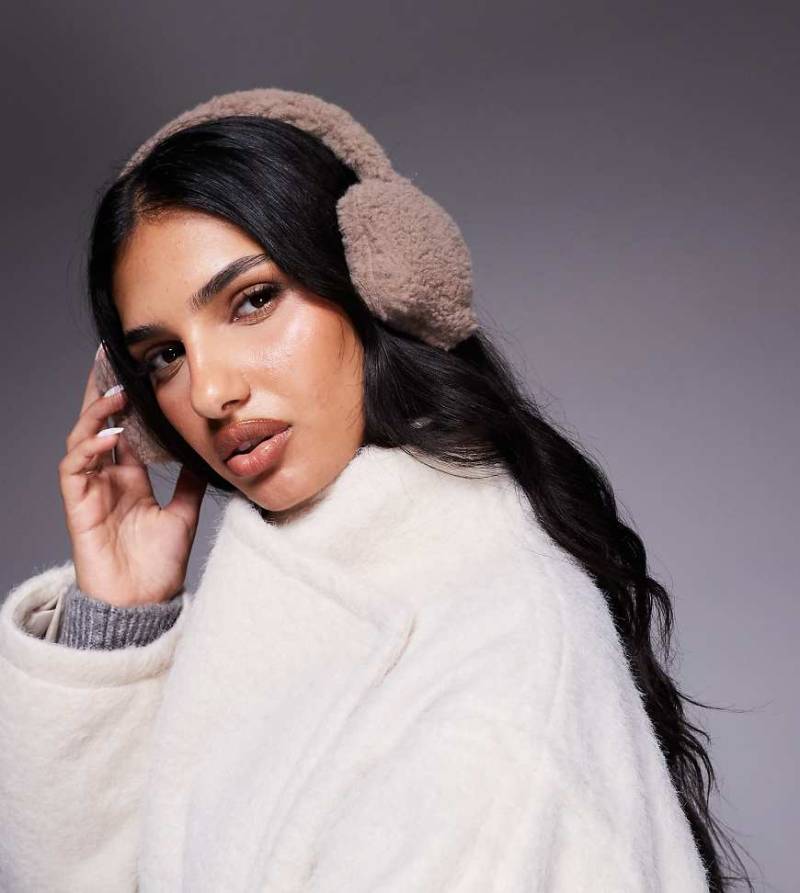 Kaiia - Exclusive - Stern-Ohrenschützer aus Teddyfell in Braun-Brown von Kaiia