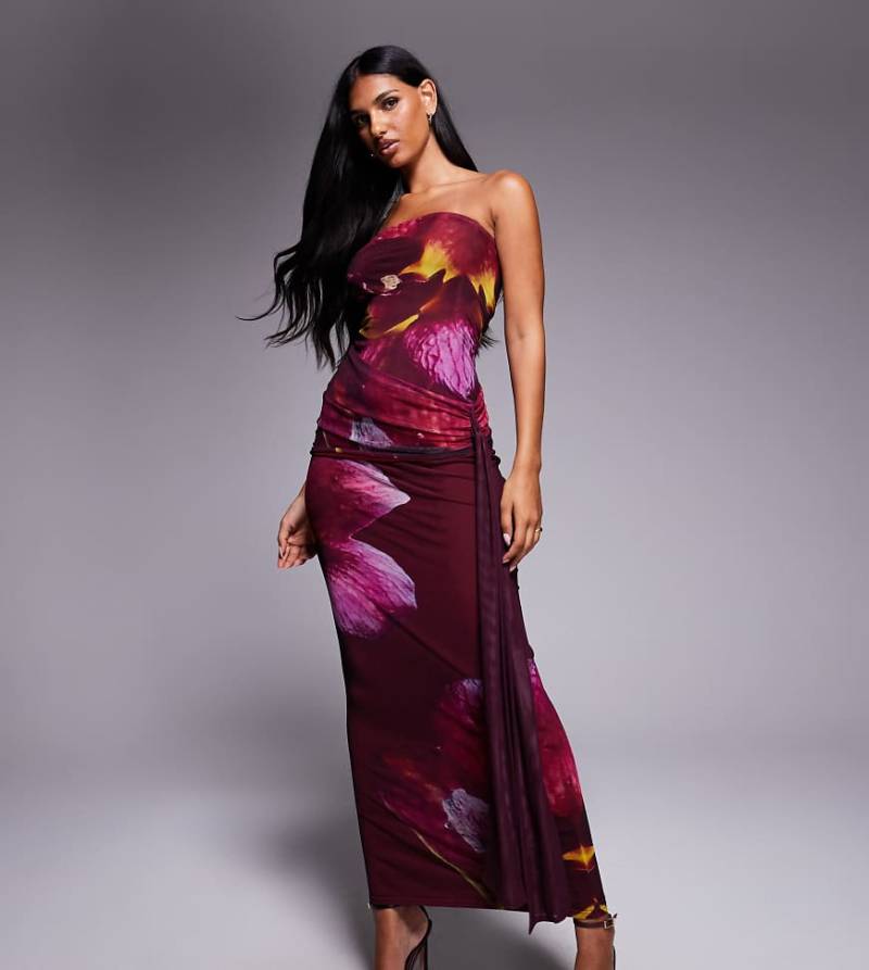 Kaiia - Exclusive - Trägerloses, figurbetontes Maxikleid aus doppellagigem Netzstoff in Mitternachtspflaume mit Blumenmuster, Drapierung und gebundener Seite-Lila von Kaiia