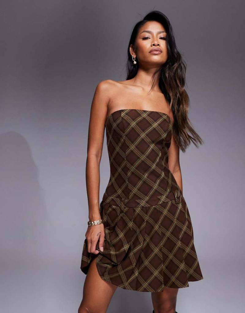 Kaiia - Exclusive - Trägerloses Minikleid in Braun mit klassischem Karomuster und Faltenrock im 90er-Stil-Brown Kaiia - Exclusive - Trägerloses Minikleid in Braun mit klassischem Karomuster und Faltenrock im 90er-Stil-Brown von Kaiia