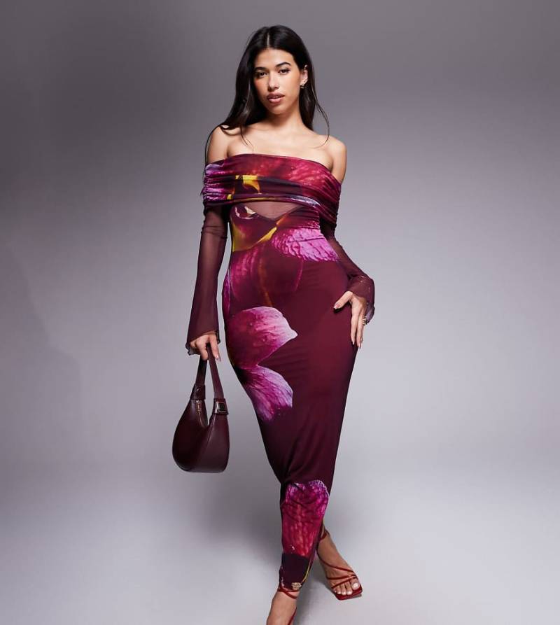 Kaiia - Exklusiv - Doppellagiges, anschmiegsames Netzstoff-Maxikleid in Burgunderrot mit Carmen-Ausschnitt, transparentem Trompetenärmel-Detail und lila Blumenmuster-Bunt von Kaiia