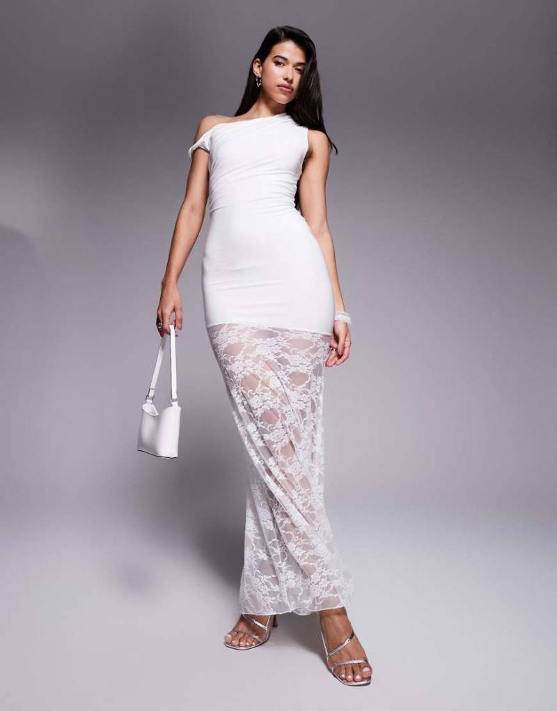 Kaiia Exklusiv - Doppellagiges, anschmiegsames und asymmetrisches Maxikleid in Weiß mit verdrehtem Träger und durchscheinendem Spitzenrock von Kaiia