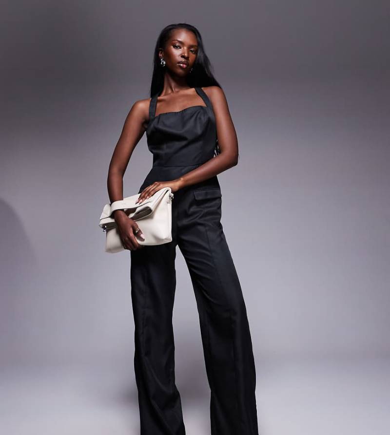 Kaiia Exklusiv - Neckholder-Jumpsuit in Schwarz mit eckigem Ausschnitt, weitem Bein und Taschendetail von Kaiia