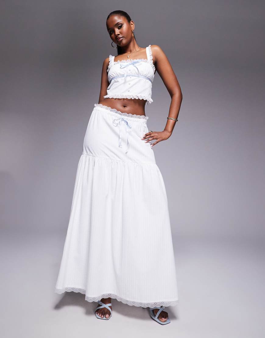 Kaiia - Exklusiv - Strukturierter Maxirock in Weiß mit Spitzenborte, tiefer Taille und blauem Bindedetail, Kombiteil von Kaiia