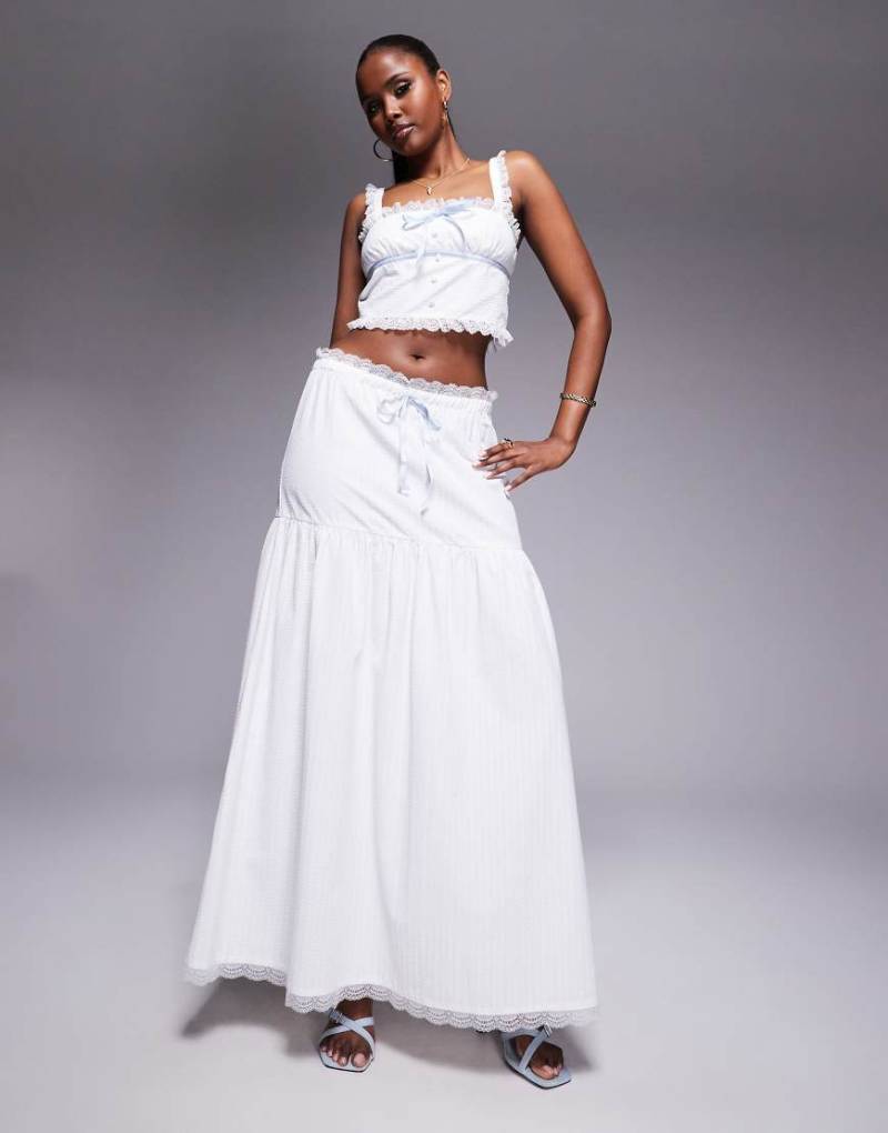 Kaiia - Exklusiv - Strukturierter Maxirock in Weiß mit Spitzenborte, tiefer Taille und blauem Bindedetail, Kombiteil von Kaiia