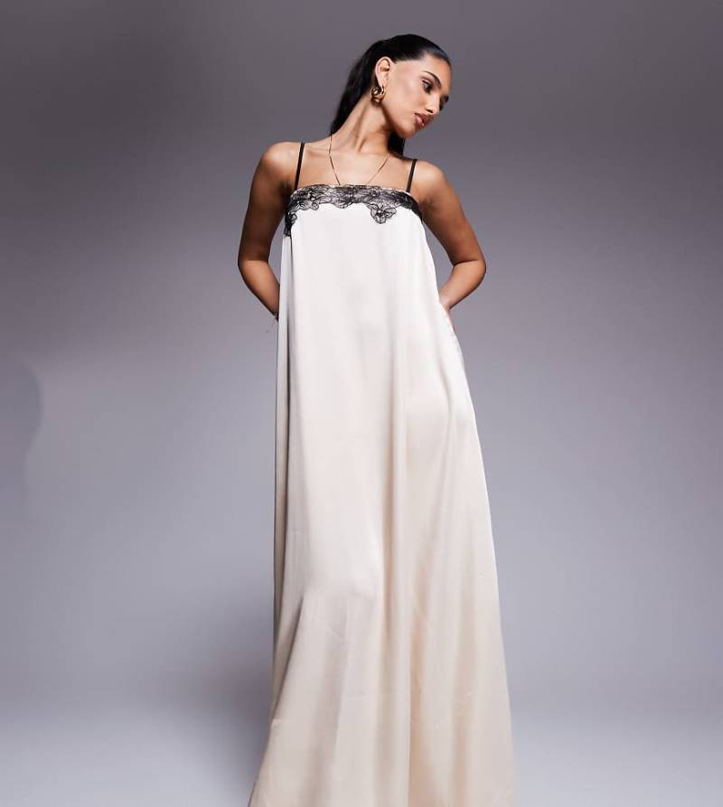 Kaiia - Exklusives Camisole-Maxikleid mit Trapezschnitt in Creme mit eckigem Ausschnitt und kontrastierender Spitze-Weiß von Kaiia