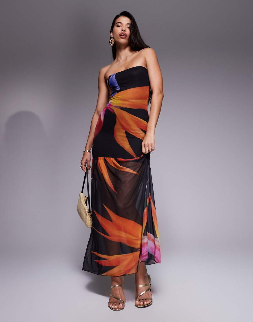 Kaiia - Exklusiv - Zweilagiges, anschmiegsames, trägerloses Netzstoff-Maxikleid in Schwarz mit gerafftem transparentem Saum und Blumenmuster Kaiia - Exklusiv - Zweilagiges, anschmiegsames, trägerloses Netzstoff-Maxikleid in Schwarz mit gerafftem transparentem Saum und Blumenmuster von Kaiia