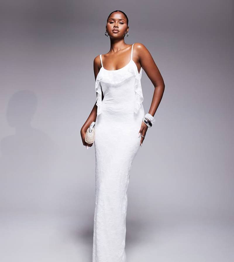 Kaiia - Exklusiv - Zweilagiges, anschmiegsames Maxi-Trägerkleid aus elfenbeinweißer Spitze mit Rüschen und Wasserfallausschnitt hinten von Kaiia