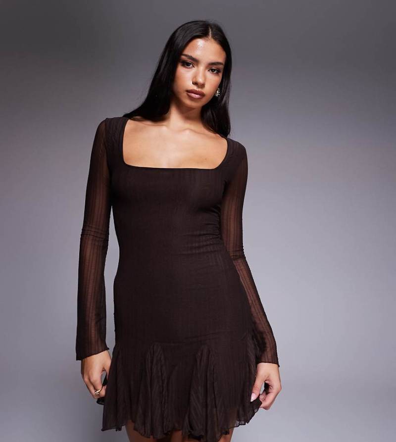 Kaiia - Exclusive - Langärmliges Minikleid aus strukturiertem, fließendem Mesh mit Rüschensaum in Schokobraun-Brown von Kaiia