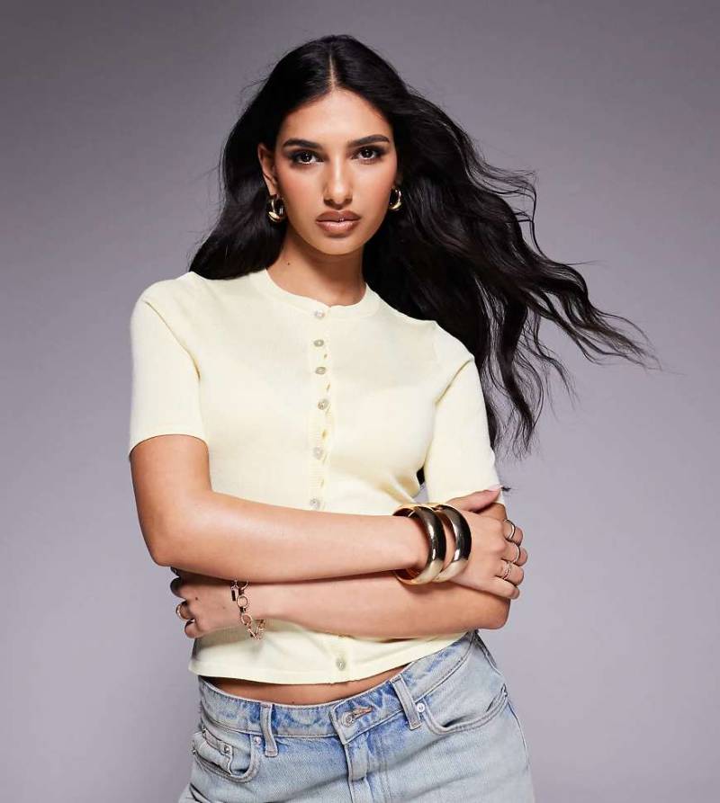 Kaiia - Exklusive, kurzärmlige Strickjacke in Buttergelb mit Bogenkante und Knopfleiste von Kaiia