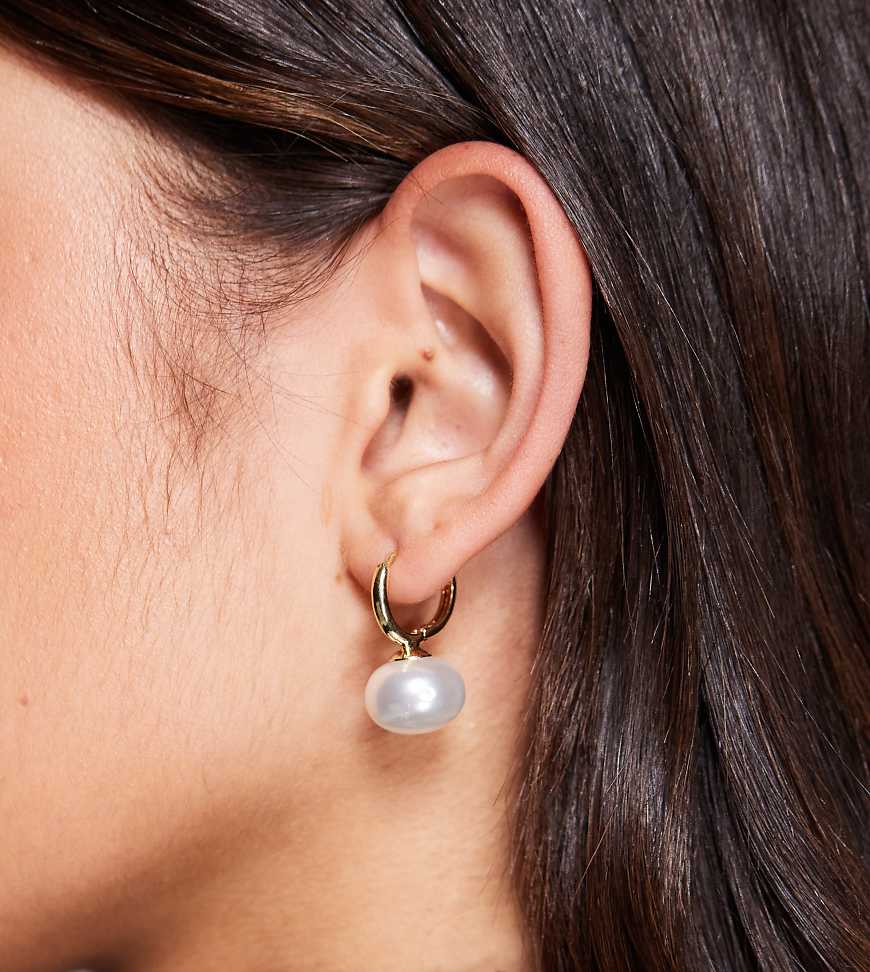 Kaiia - Exklusive Creolen in Goldoptik mit Perlenanhänger-Weiß von Kaiia