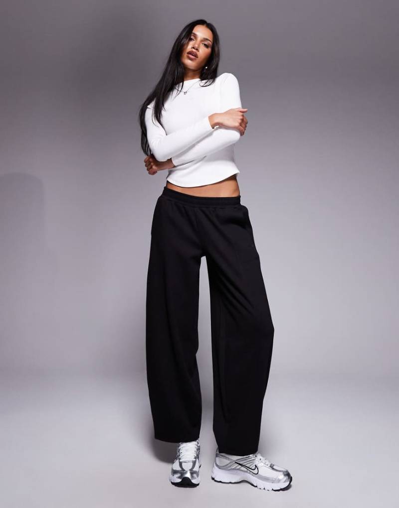 Kaiia - Exklusive Jogginghose mit hohem Baumwollanteil in Schwarz, weitem, abgerundetem Bein und Nahtdetails von Kaiia