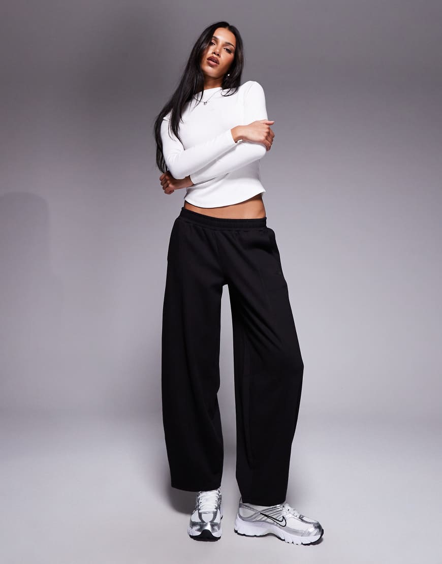 Kaiia - Exklusive Jogginghose mit hohem Baumwollanteil in Schwarz, weitem, abgerundetem Bein und Nahtdetails von Kaiia