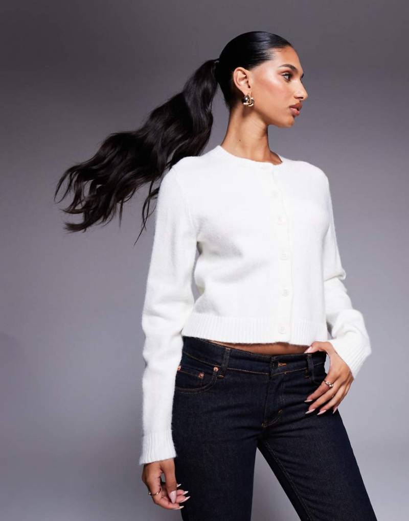 Kaiia - Exklusive Strickjacke in Creme mit geripptem Saum und durchgehender Knopfleiste-Weiß von Kaiia