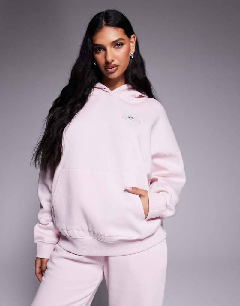 Kaiia - Exclusive -Oversize-Pullover mit hohem Baumwollanteil in Rosa Chai mit Logo-Aufnäher, Kombiteil von Kaiia