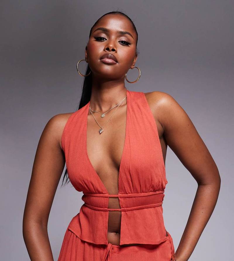 Kaiia - Exklusives, ärmelloses Cropped-Top in Rostrot mit tiefem Ausschnitt und gebundener Rückseite, Kombiteil-Orange von Kaiia