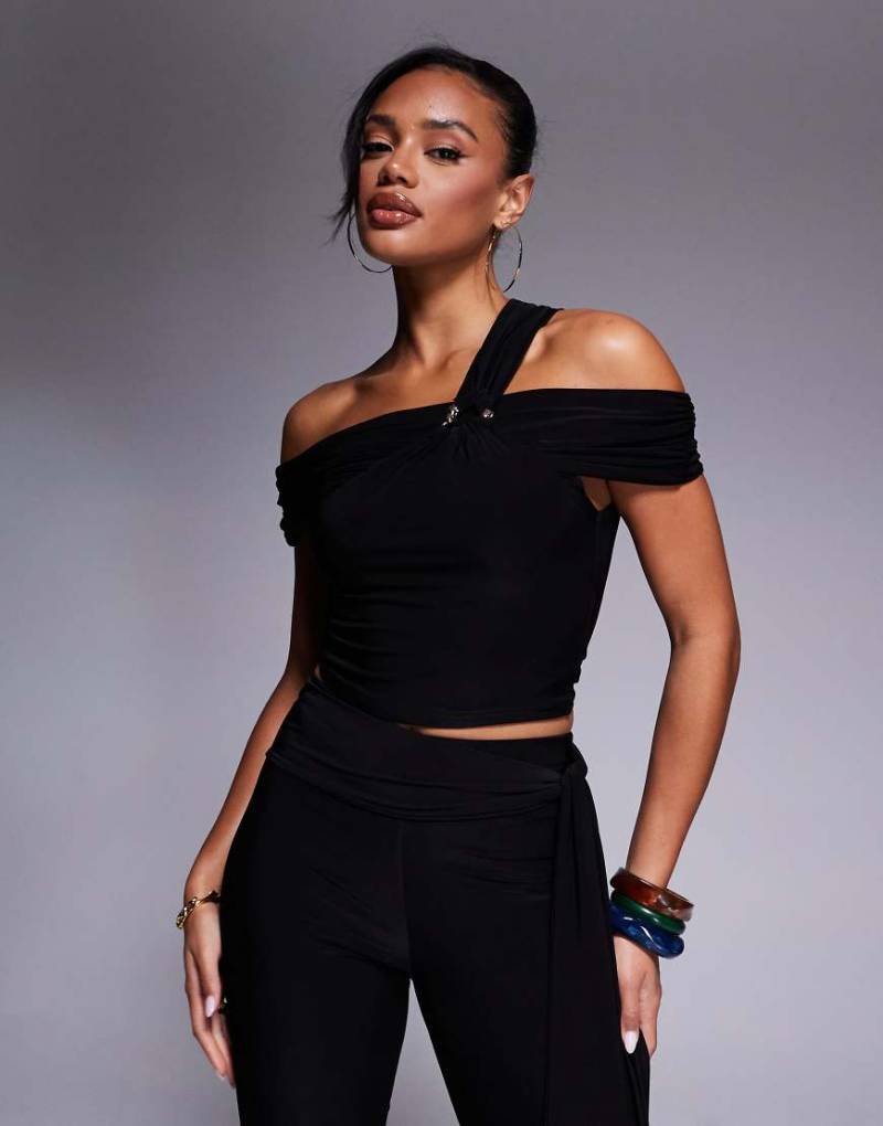 Kaiia - Exclusive - Doppellagiges eng anliegendes Oberteil in Schwarz mit asymmetrischem One-Shoulder-Träger und goldfarbenen Metall-Details, Kombiteil von Kaiia