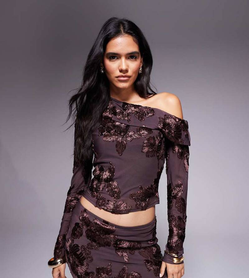 Kaiia - Exklusives, langärmliges Oberteil in Schokobraun mit asymmetrischem Schnitt, strukturiertem Blumenmuster und abfallender Schulterpartie, Kombiteil-Brown von Kaiia