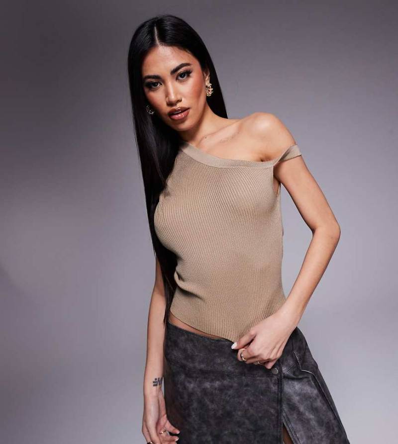 Kaiia - Exklusives, schulterfreies Cropped-Top aus Rippstrick in Beige mit verdrehtem Detail-Braun von Kaiia