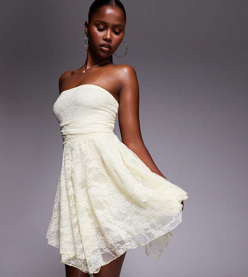 Kaiia - Exklusives, zweilagiges trägerloses Kleid aus anschmiegsamer Spitze in Zitronengelb mit Rüschen und asymmetrischem Zipfelsaum Kaiia - Exklusives, zweilagiges trägerloses Kleid aus anschmiegsamer Spitze in Zitronengelb mit Rüschen und asymmetrischem Zipfelsaum von Kaiia