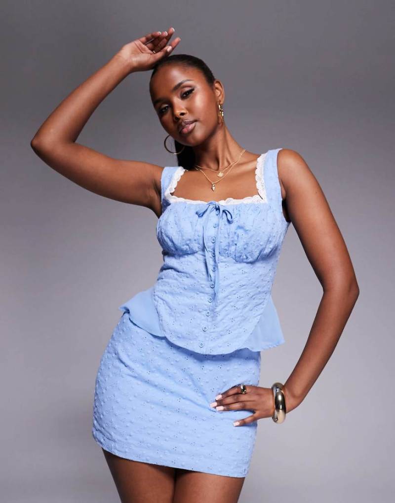 Kaiia - Exklusives Milchmädchen-Top aus Baumwolle in Hellblau mit Bindedetail, Lockstickerei, eckigem Ausschnitt und Spitzenbesatz, Kombiteil von Kaiia