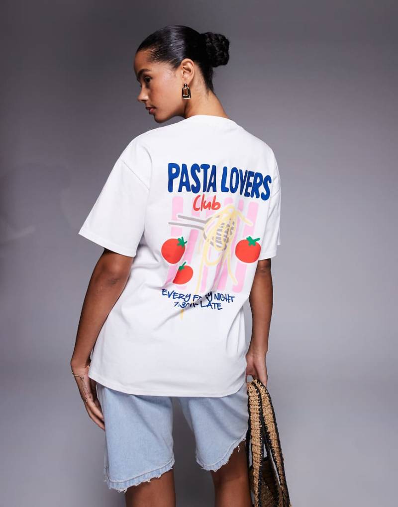 Kaiia - Exklusives Oversize-T-Shirt aus Baumwolle in Weiß mit „Pasta Lovers Club"-Grafikprint auf dem Rücken von Kaiia