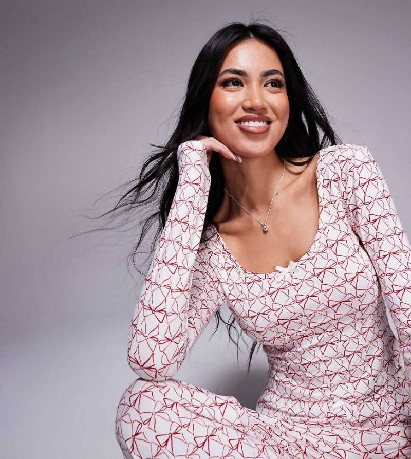 Kaiia - Exklusives Pyjama-Oberteil mit U-Ausschnitt und Schleifenprint in Cremeweiß und Rot, Kombiteil-Bunt von Kaiia