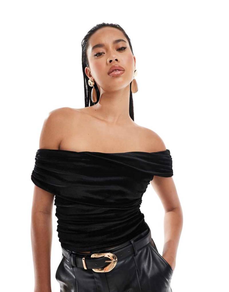 Kaiia - Exklusiv - Anschmiegsames, doppellagiges Trägertop in Schwarz mit Off-Shoulder-Träger und Drapierung von Kaiia