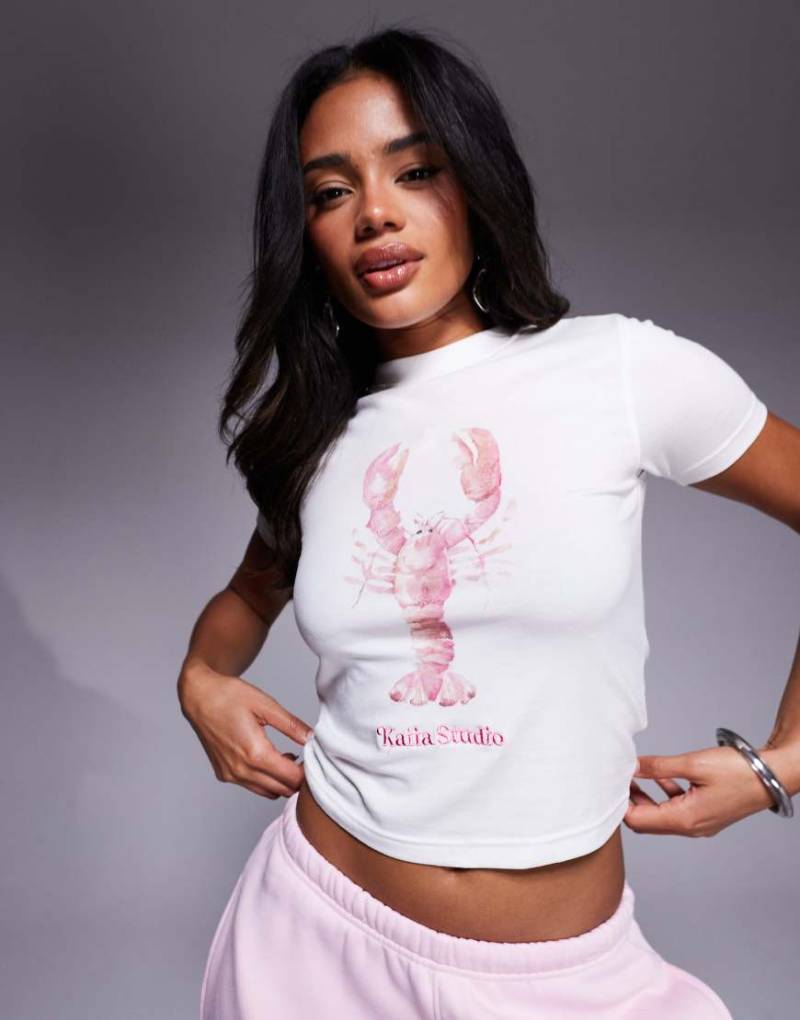 Kaiia - Figurbetontes Cropped-T-Shirt in Weiß mit hohem Baumwollanteil, Logo-Stickerei und Hummer-Grafikmotiv von Kaiia