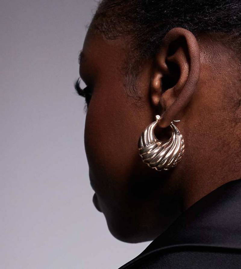 Kaiia - Exklusive, gerippte Creolen in Goldoptik-Goldfarben von Kaiia