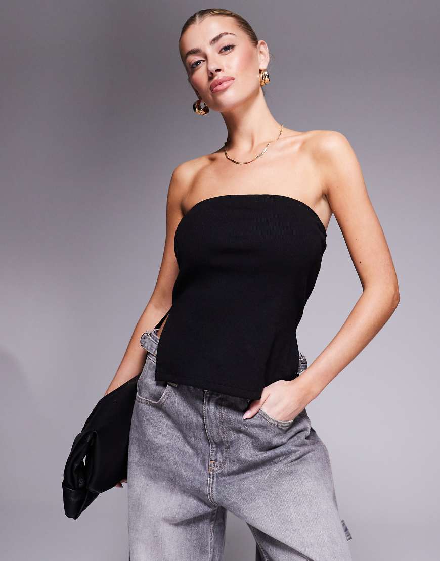 Kaiia - Geripptes, trägerloses Oberteil in Schwarz mit Seitenschlitzen von Kaiia
