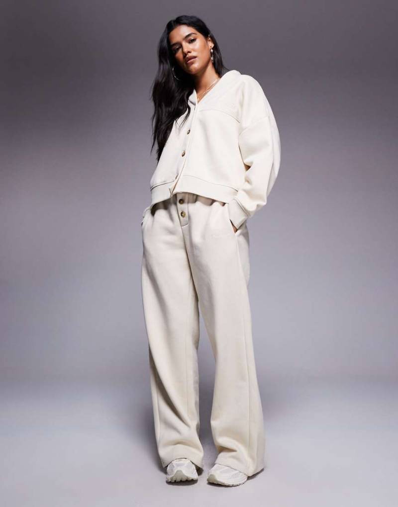 Kaiia - Jogginghose aus Baumwollmix in Beige mit weitem Bein, Knopfdetail und Logo-Stickerei, Kombiteil-Neutral von Kaiia