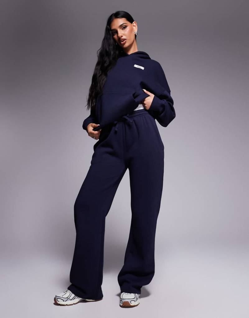 Kaiia - Jogginghose in Marineblau mit hohem Baumwollanteil, farblich abgesetztem Logo-Bund und weitem Bein, Kombiteil Kaiia - Jogginghose in Marineblau mit hohem Baumwollanteil, farblich abgesetztem Logo-Bund und weitem Bein, Kombiteil von Kaiia