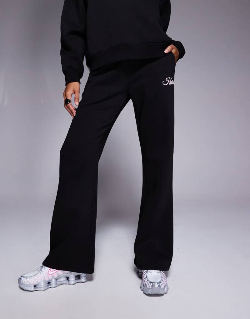 Kaiia - Weit geschnittene Jogginghose in Schwarz und Babyrosa mit hohem Baumwollanteil und Logo-Schriftzug, Kombiteil von Kaiia