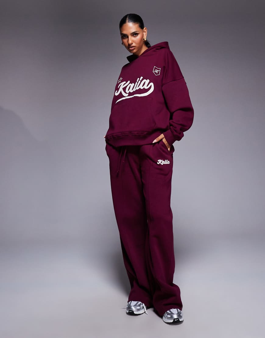 Kaiia - Jogginghose mit hohem Baumwollanteil in Burgunderrot und Creme mit Schriftzuglogo im Schaumprint und weitem Bein, Kombiteil-Bunt von Kaiia