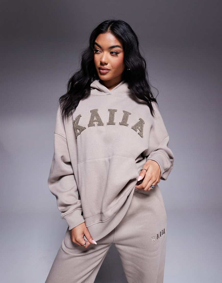 Kaiia - Strukturierter Kapuzenpullover in hellem Taupe mit Logo, Kombiteil-Braun Kaiia - Strukturierter Kapuzenpullover in hellem Taupe mit Logo, Kombiteil-Braun von Kaiia