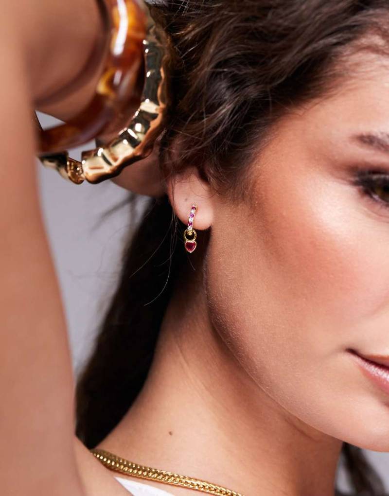 Kaiia - Exklusive, kleine Creolen in Gold und Rosa mit Herzanhänger und Strassbesatz-Bunt von Kaiia