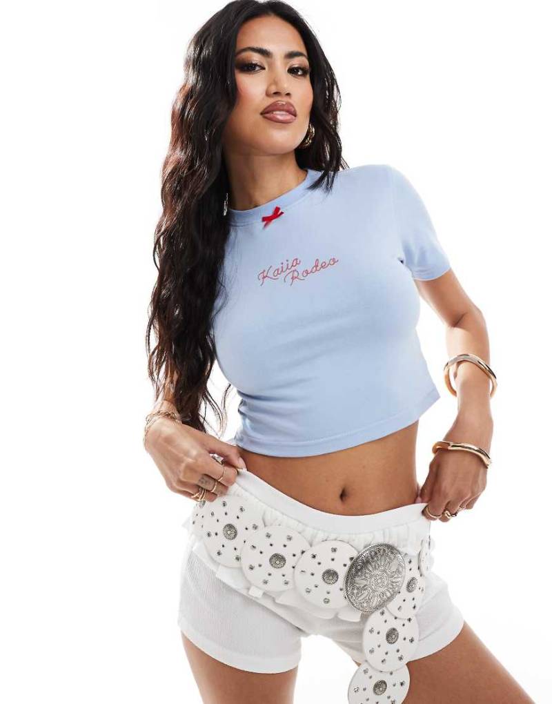 Kaiia - Knapp geschnittenes T-Shirt aus Baumwollmix in Babyblau mit „Rodeo"-Stickerei und Schleifenverzierung von Kaiia