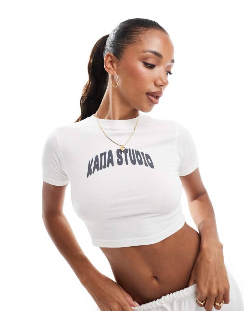 Kaiia - Knapp geschnittenes T-Shirt in Ecru mit hohem Baumwollanteil und „Studio"-Logo, Kombiteil-Weiß von Kaiia