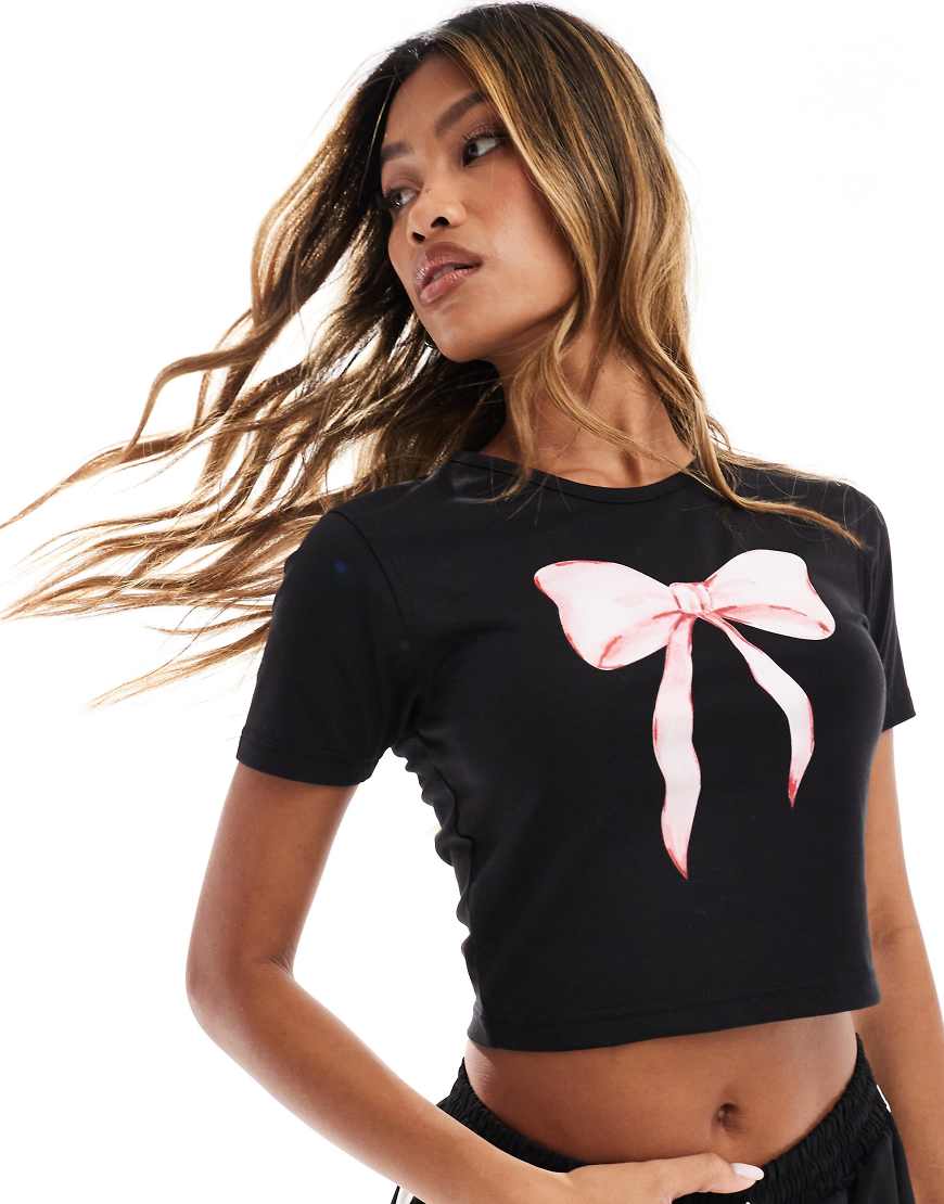 Kaiia - Knapp geschnittenes T-Shirt in Schwarz mit Schleifen-Motiv Kaiia - Knapp geschnittenes T-Shirt in Schwarz mit Schleifen-Motiv von Kaiia