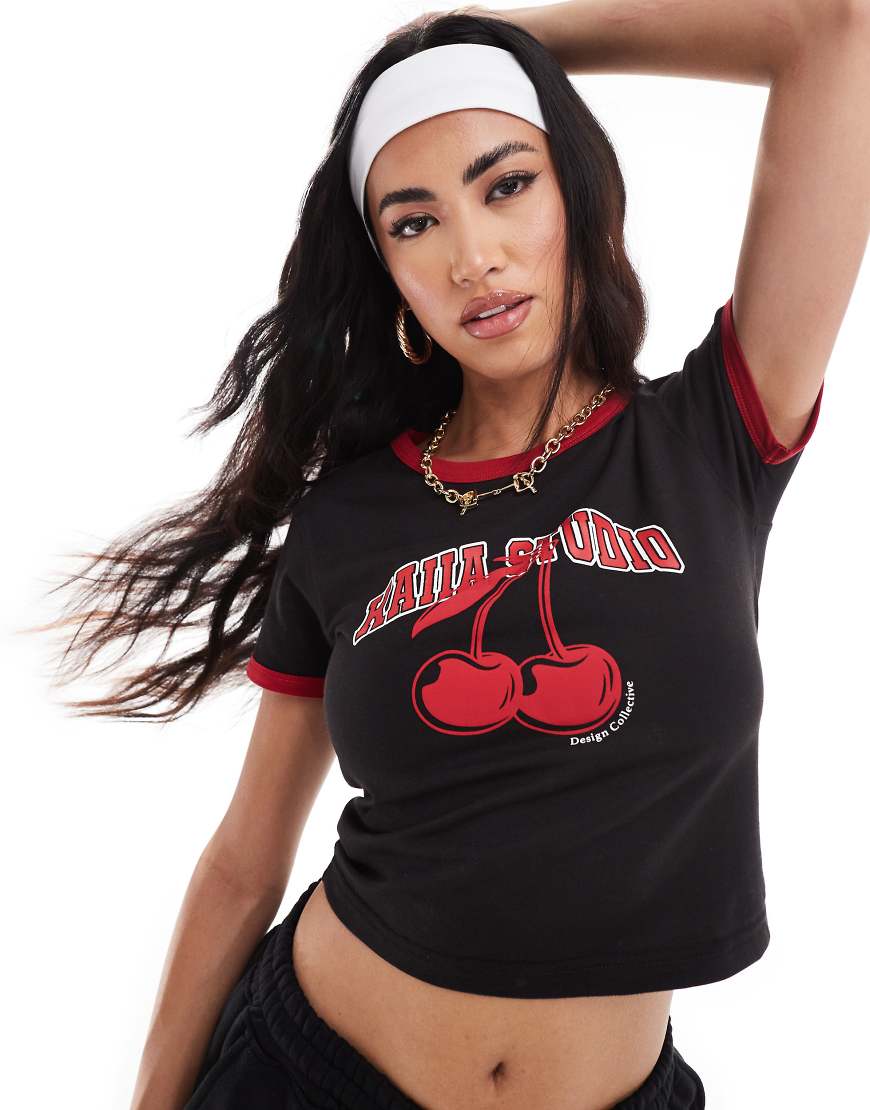 Kaiia - Kurz geschnittenes T-Shirt in Schwarz mit Kirschen-Motiv und kontrastierender Einfassung Kaiia - Kurz geschnittenes T-Shirt in Schwarz mit Kirschen-Motiv und kontrastierender Einfassung von Kaiia