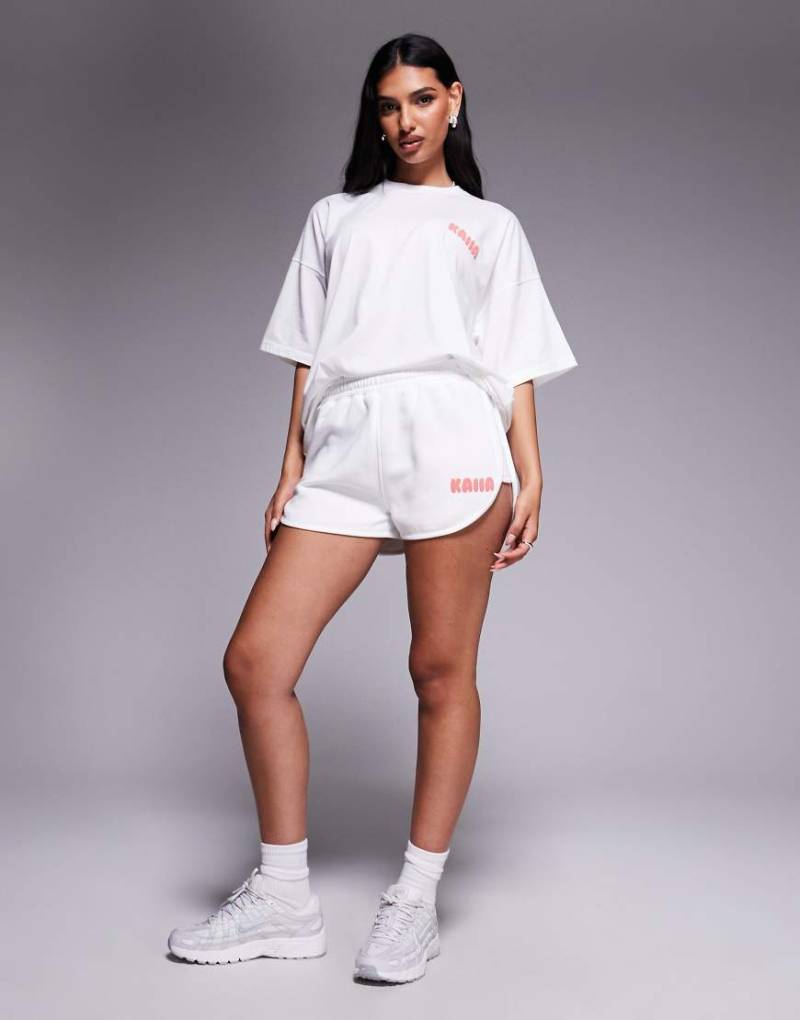 Kaiia - Kurze Sweatshorts aus Baumwollmix in Weiß mit Schaumdruck-Logo im Rot, Kombiteil von Kaiia