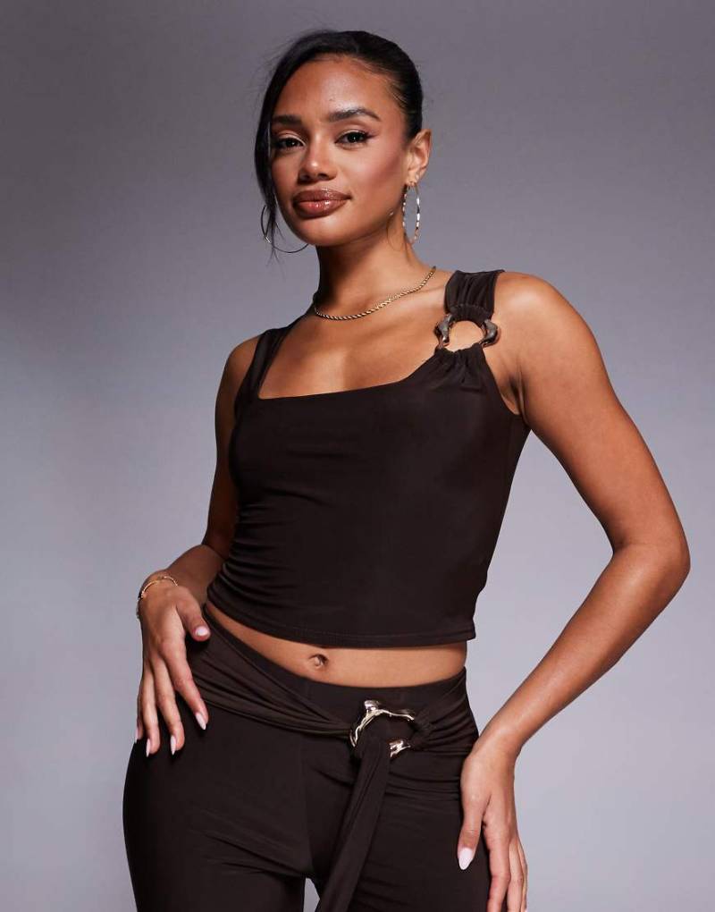 Kaiia - Exclusive - Doppellagiges, figurbetontes Cropped-Oberteil in Schokobraun mit eckigem Ausschnitt und goldfarbenen Metalldetails, Kombiteil von Kaiia