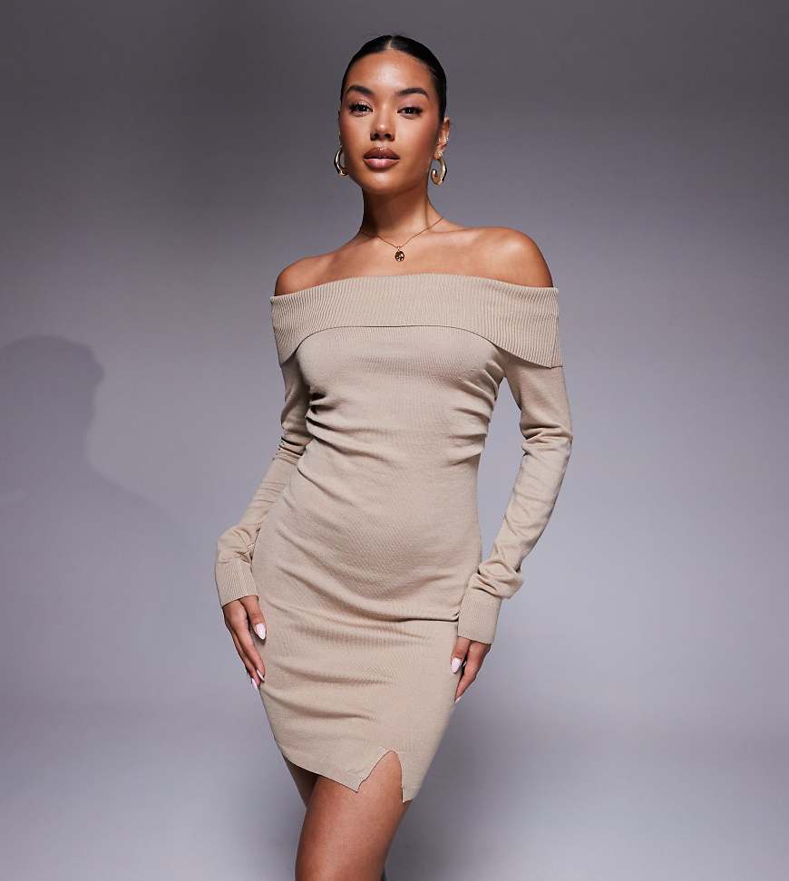 Kaiia - Exclusive - Kurzes Pulloverkleid in Sand mit geripptem, umgeschlagenen Carmen-Ausschnitt und Seitenschlitz-Neutral von Kaiia