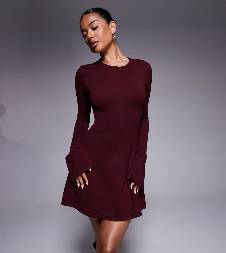 Kaiia - Mini-Skater-Kleid aus kompaktem Strick in Burgunderrot mit ausgestellten Ärmeln von Kaiia