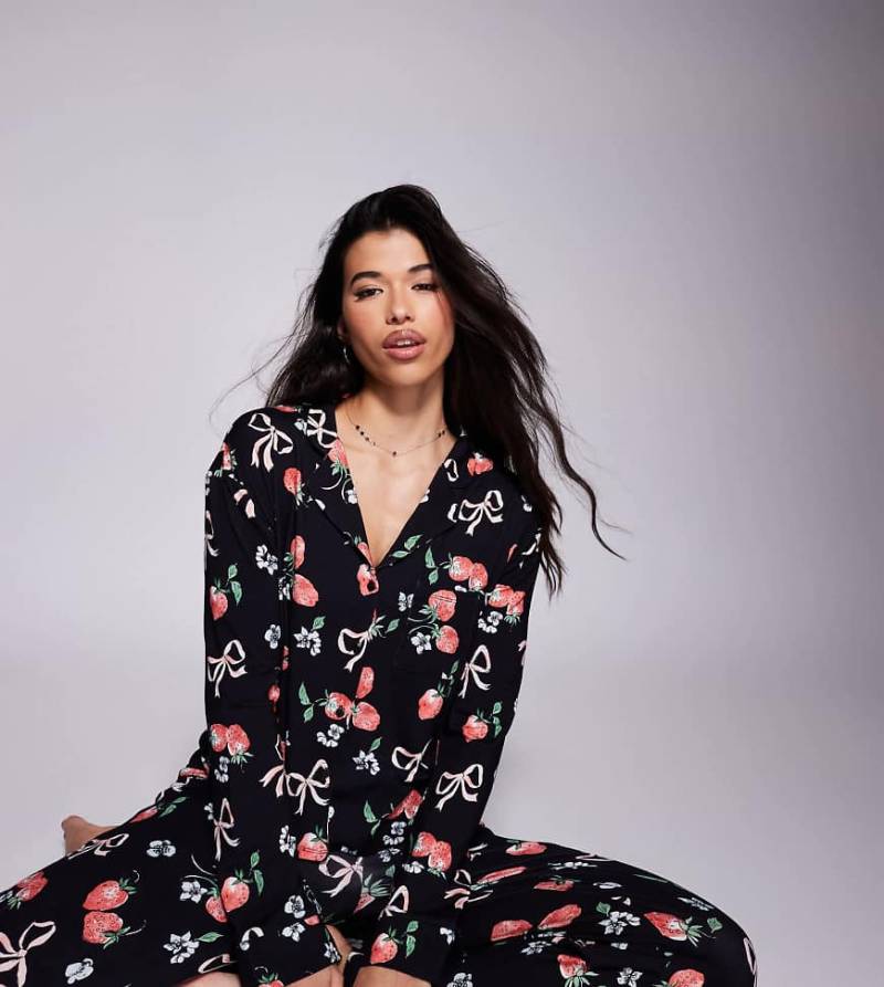 Kaiia - Mix and Match - Exklusives Cropped Pyjama-Oberteil in Burgunderrot mit Erdbeer-Schleifenmuster auf dunklem Untergrund und durchgehender Knopfleiste, Kombiteil-Bunt von Kaiia